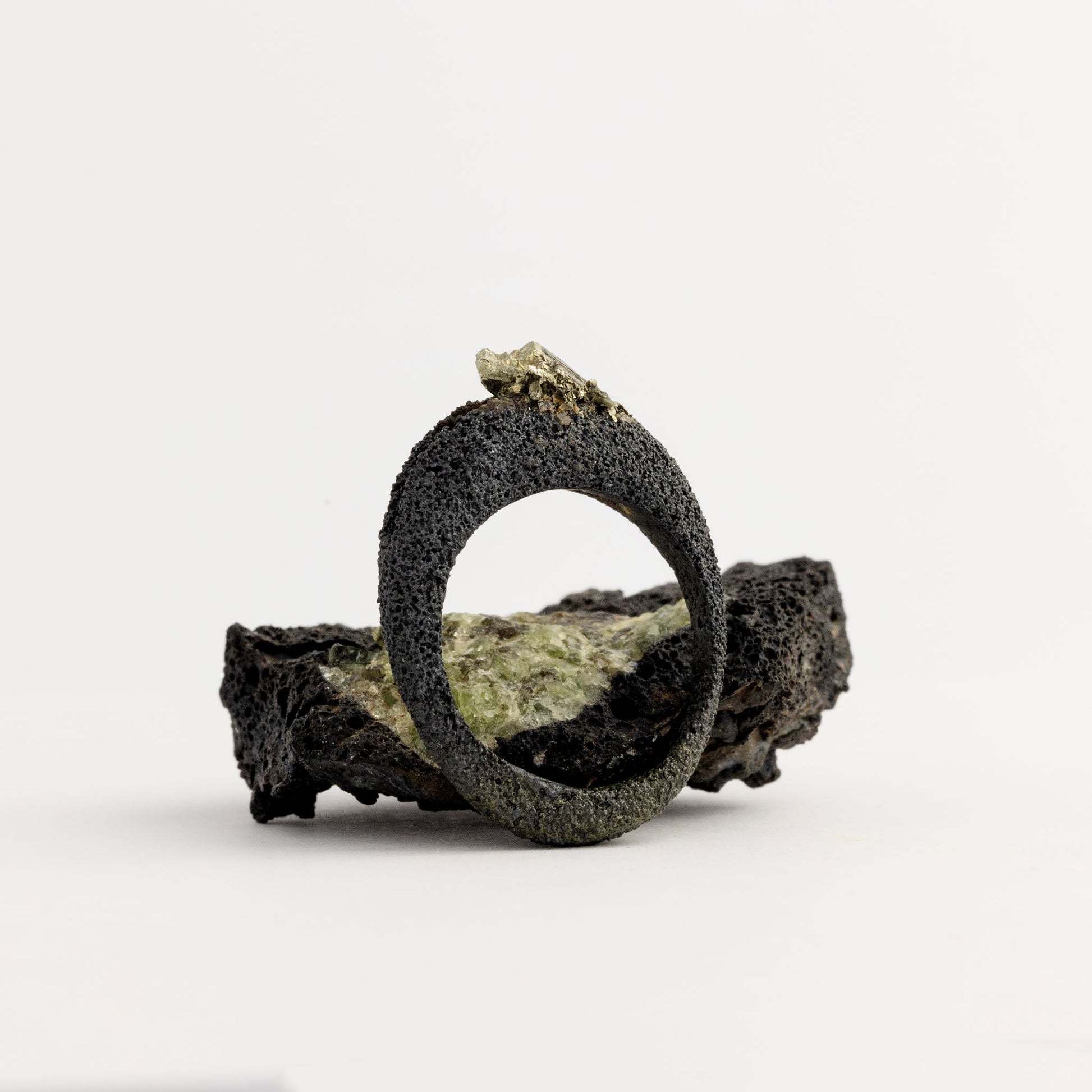 anello in argento nero con pietra ester studio foto di stefania meli