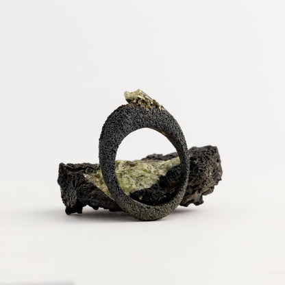 anello in argento nero con pietra ester studio foto di stefania meli