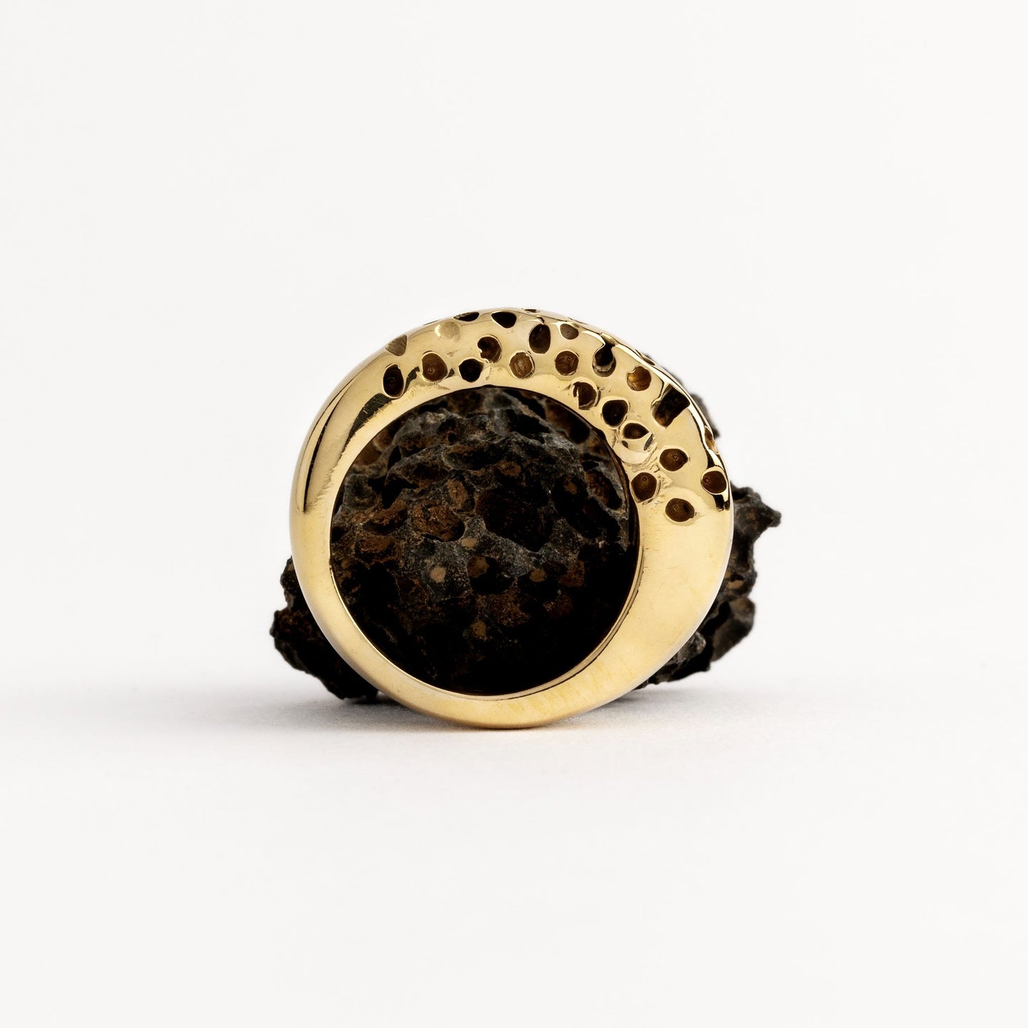 bronze ring handmade by ester studio photo by stefania meli