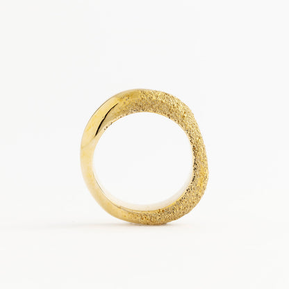 anello in bronzo con doppia lavorazione ester studio foto di stefania meli