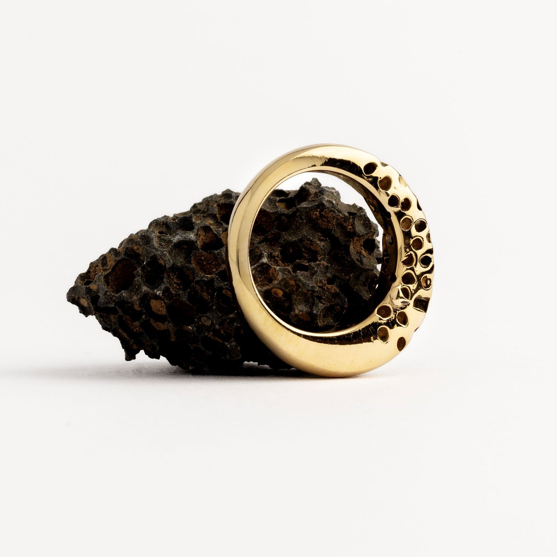 bronze ring handmade by ester studio photo by stefania meli