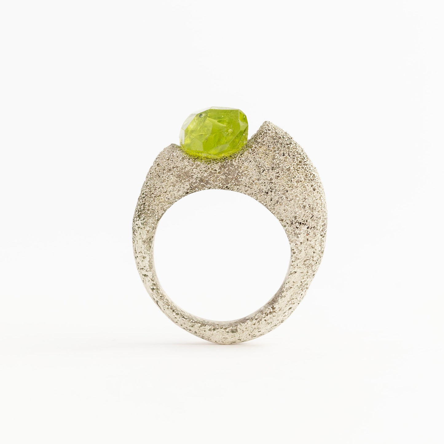 anello in argento 925 con pietra in toni verde elettrico ester studio foto di stefania meli