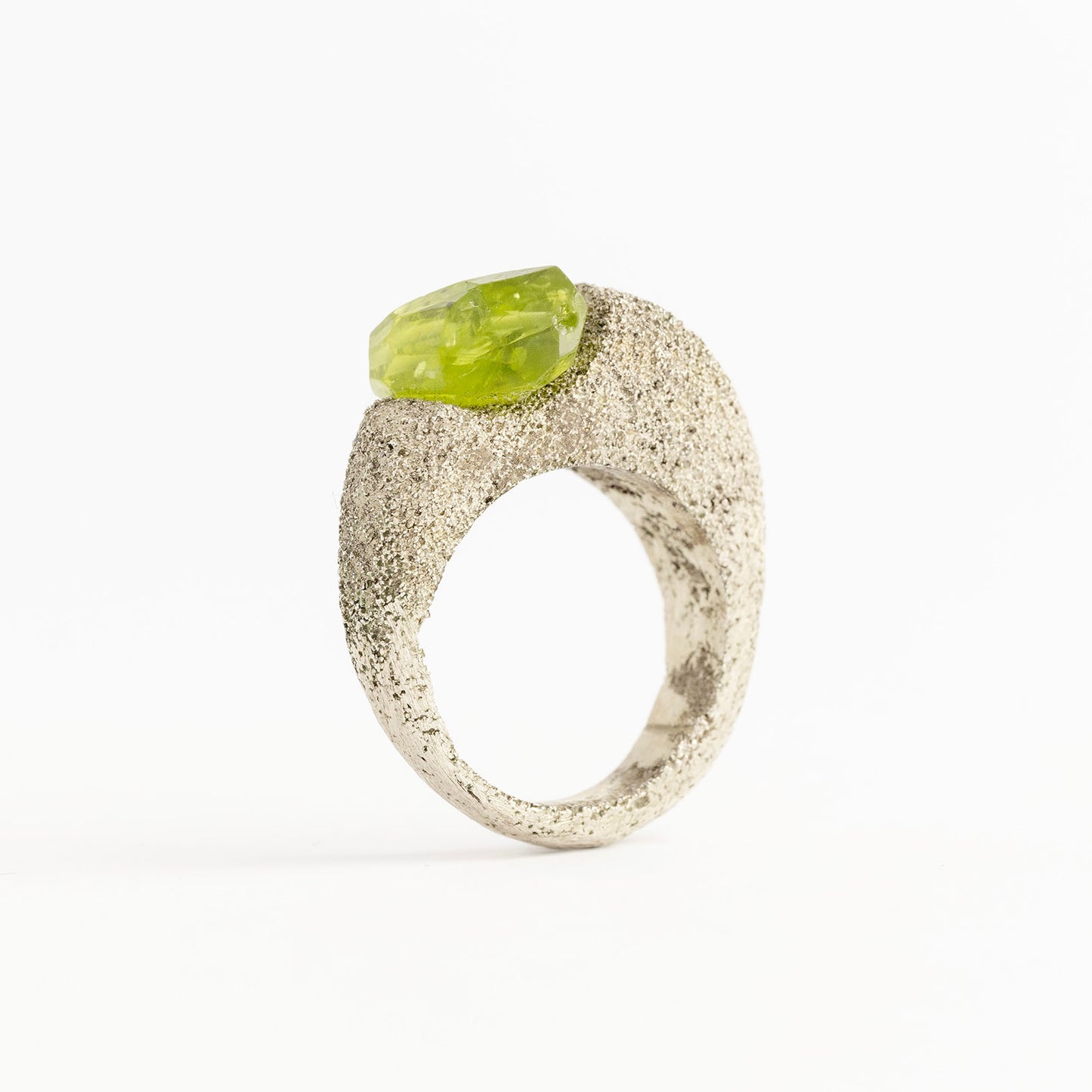 anello in argento 925 con pietra in toni verde elettrico ester studio foto di stefania meli