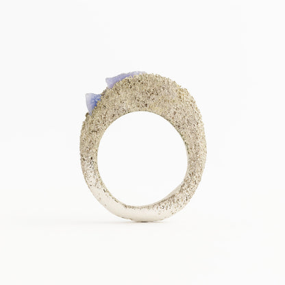 anello in argento 925 con pietre in toni azzurri e violetti di ester studio foto di stefania meli