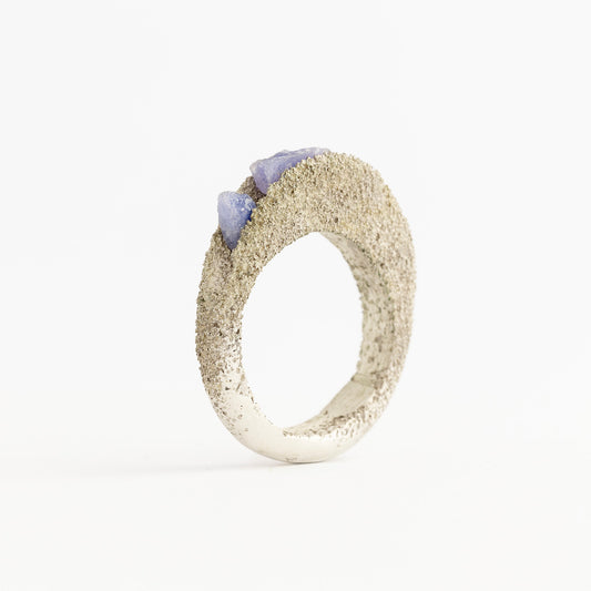 anello in argento 925 con pietre in toni azzurri e violetti di ester studio foto di stefania meli