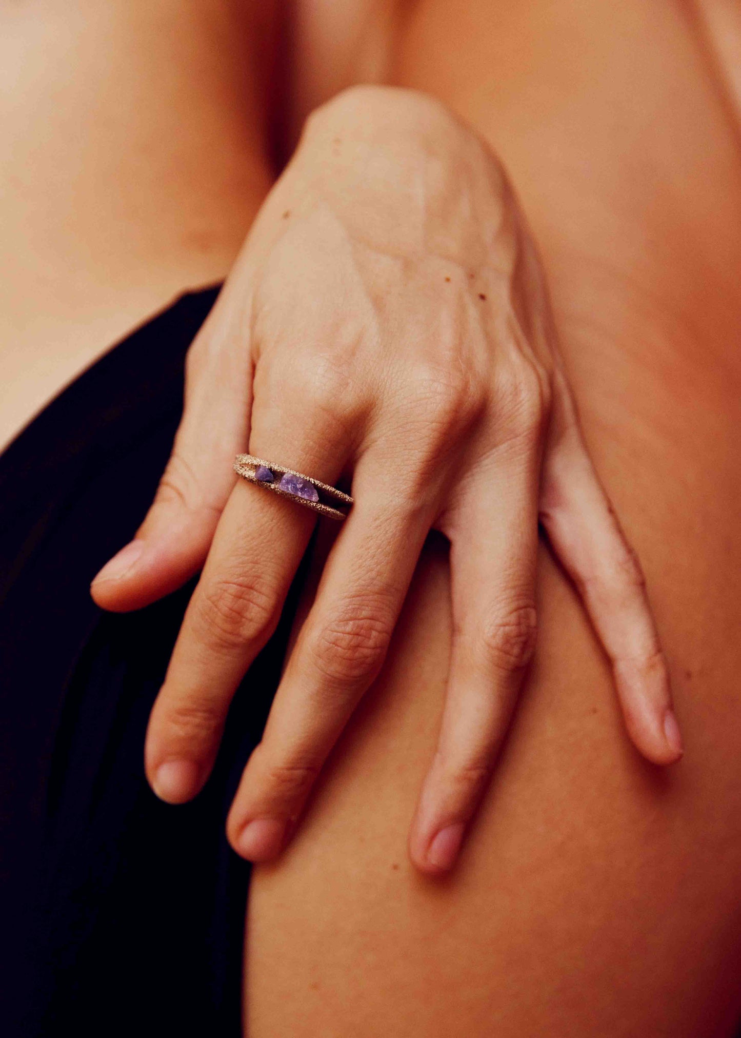 anello in argento con pietra in toni azzurro violetti di ester studio foto di stefania meli